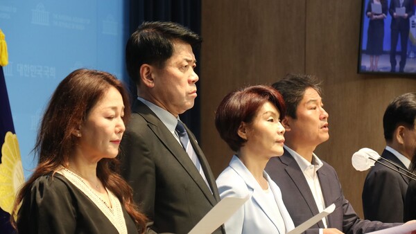 외교·통일·안보 분야 국회 대정부질문의 질문자로 예정된 민주당 정동영‧한정애‧이재정‧박선원‧김영배 의원과 조국혁신당 김준형 의원이 국회 소통관에서 조태열 외교부 장관과 김용현 국방부 장관의 불출석을 규탄하는 기자회견을 열고 있다. 사진=김준형 의원 페이스북