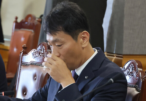 이복현 금융감독원장이 10일 서울 중구 은행회관에서 열린 금융감독원장-은행장 간담회에서 물을 마시고 있다. 2024.9.10. 연합뉴스