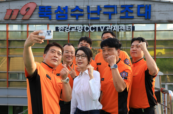 김건희 씨가 10일 '세계 자살 예방의 날'을 맞아 119특수구조단 뚝섬수난구조대에서 구조 보트에 대한 설명을 듣고 있다. 2024.9.10 [대통령실 제공. 재판매 및 DB 금지] 연합뉴스