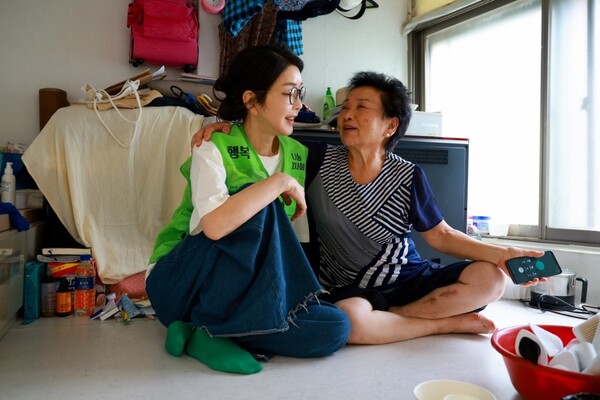 김건희 씨가 지난 23일 서울역 쪽방촌을 방문해 자원 봉사를 하고 있는 모습. 2024.8.29. 행복나눔봉사회 블로그