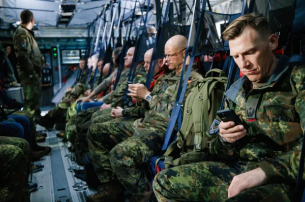 독일연방군 기갑연대 선발대가 8일 군수송기를 타고 베를린에서 리투아니아로 향하고 있다. 2024. 04. 08 [EPA=연합뉴스] 