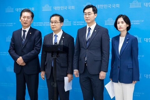 국회 법사위의 정청래 위원장을 비롯한 민주당과 조국혁신당 법사위원들이 11일 국회 소통관에서 우원식 국회의장의 법안 상정 보류 방침에 항의하는 기자회견을 열고 있다. 사진=정청래 의원 페이스북