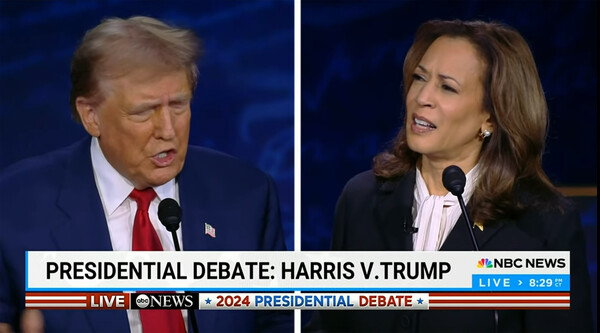 도널드 트럼프 전 미국 대통령과 카멀라 해리스 부통령이 지난 10일 미국 펜실베이니아주 필라델피아의 컨스트튜선 센터에서 ABC방송이 주관한 TV토론을 하고 있다. 방청객 없이 진행됐고, 상대 발언시간에는 다른쪽 마이크를 껐다. 2024.9.10. UPI 연합뉴스