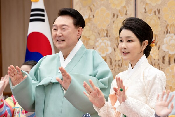 윤석열 대통령과 부인 김건희 씨가 다문화가정 어린이들과 함께 한가위 명절 인사를 전했다고 대통령실이 13일 밝혔다. 이번 한가위 영상은 지난 8일 대통령실 2층 자유홀에서 1시간에 걸쳐 촬영됐다. 대통령 부부는 반려견 '새롬이'와 '써니'를 데리고 입장하며 어린이들에게 인사를 건넸고, 어린이들, 반려견들과 다 함께 화기애애한 분위기 속에서 촬영에 임했다고 대통령실은 설명했다. 2024.9.13 [대통령실 제공. 재판매 및 DB 금지] 연합뉴스