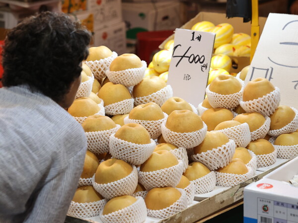 추석 연휴를 앞둔 13일 서울 동대문구 청량리시장을 찾은 시민들이 장을 보고 있다. 2024.9.13. 연합뉴스