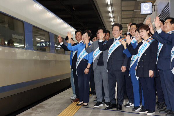 더불어민주당 이재명 대표와 박찬대 원내대표 등 의원들이 13일 오전 서울 용산역에서 추석 귀성 인사를 하고 있다. 2024.9.13 [공동취재] 연합뉴스