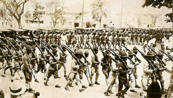 1915년 대조선국민군단 단원들이 하와이에서 시가행진을 벌이고 있다. 