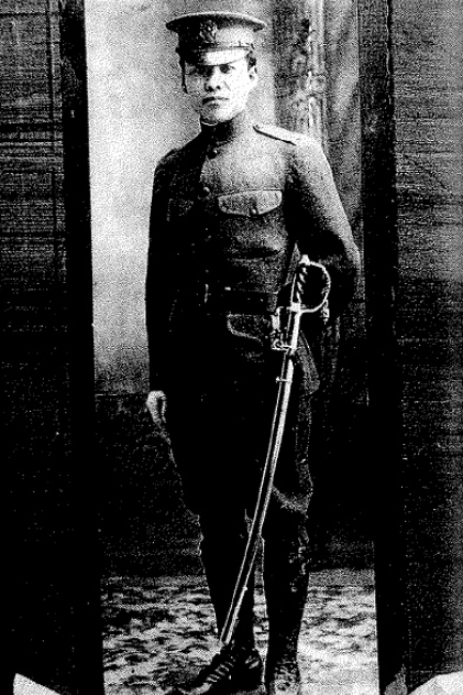 박용만이 대조선국민군단 단장 정복을 입고 칼을 허리에 찬 모습