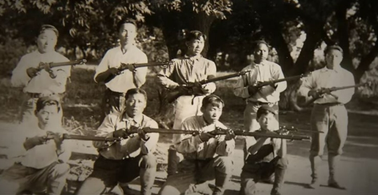 소년병학교 소년병들의 훈련 모습. 뒷줄 오른쪽에서 두 번째가 52세의 나이로 입교한 조진찬이다.  