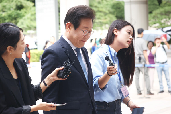 더불어민주당 이재명 대표가 13일 오전 서울 서초구 서울중앙지방법원에서 열린 '대장동 배임·성남FC 뇌물' 관련 1심 속행 공판에 출석하고 있다. 2024. 09.13 연합뉴스