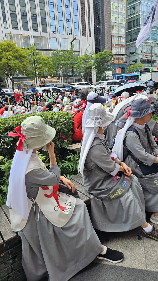 2024년 9월 7일 서울 강남대로에서 열린 기후정의대행진 참가자들