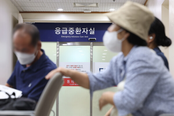추석 연휴를 앞두고 전국 병원 곳곳이 응급실 운영에 차질을 빚고 있는 가운데 10일 오전 서울 시내 한 대형병원 응급 중환자실 앞에서 내원객들이 기다리고 있다. 2024. 09.10 연합뉴스