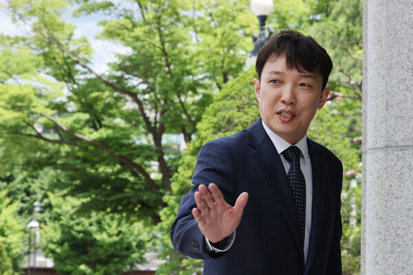 이정섭 대전고검 검사가 28일 오후 처남 마약 사건 수사를 무마했다는 의혹 등과 관련한 탄핵 심판 2회 변론기일 출석을 위해 서울 종로구 헌법재판소로 들어가고 있다. 2024.5.28. 연합뉴스