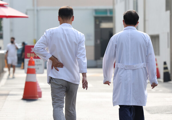 의대 증원을 놓고 의정갈등이 장기화하는 가운데 2일 대구 중구 경북대학교병원에서 의료관계자들이 이동하고 있다. 2024. 09. 02 연합뉴스