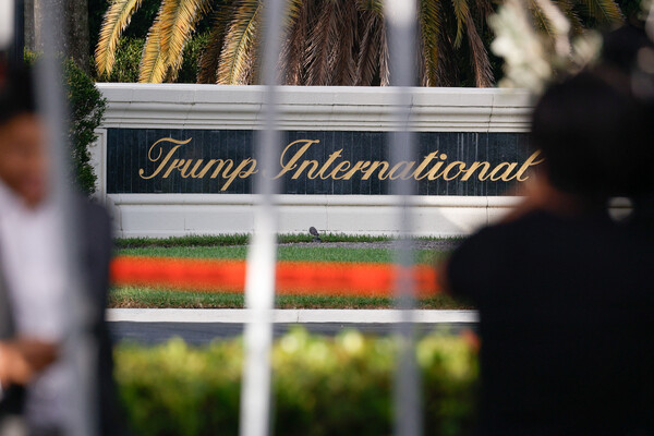 도널드 트럼프 전 미국 대통령에 대한 암살 시도가 발생한 15일 플로리다주 웨스트 팜비치의 '트럼프 인터내셔널 골프 클럽'의 정문이 봉쇄돼 있다. 2024.9.15. 로이터 연합뉴스 