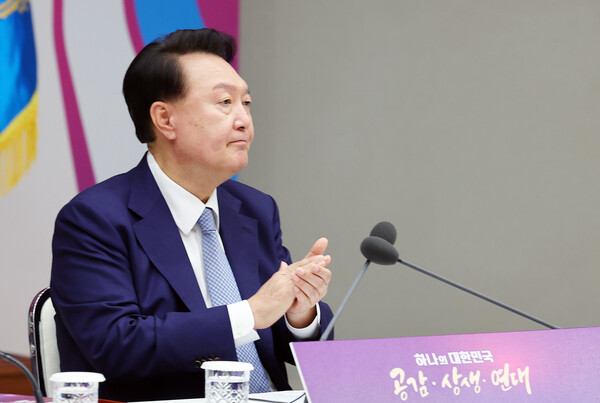 윤석열 대통령이 13일 서울 용산 대통령실 청사에서 열린 대통령 직속 국민통합위원회 성과 보고회 및 3기 출범식에 참석해 김한길 국민통합위원장의 인사말 뒤 박수를 치고 있다. 2024. 09.13 [대통령실 통신사진기자단] 연합뉴스