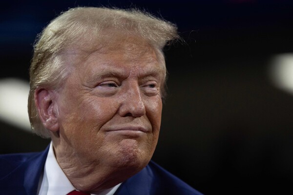 도널드 트럼프 전 미국 대통령이 17일 미시간주 플린트의 파이낸셜센터에서 타운홀 미팅에 참석하 여유 있는 표정을 짓고 있다. 이틀 전 자신에 대한 암살기도 이후 첫 유세였다. 2024.9.17. AFP 연합뉴스 