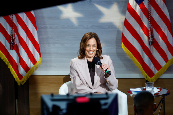 미국 민주당 대선후보인 카멀라 해리스 부통령이 17일 펜실베이니아주 필라델피아에서 전미 흑인 저널리스트 협회와의 집단 인터뷰에 앞서 인삿말을 하고 있다.  2024.9.17. 로이터 연합뉴스 