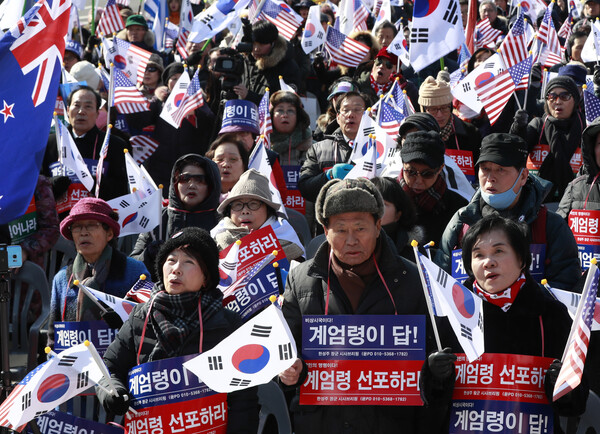 2017년 2월 10일 서울 용산구 전쟁기념관 앞에서 계엄령선포촉구범국민연합 주최로 열린 '탄핵 기각 계엄령 선포' 집회에서 참가자들이 구호를 외치고있다. 2017.2.10. 연합뉴스