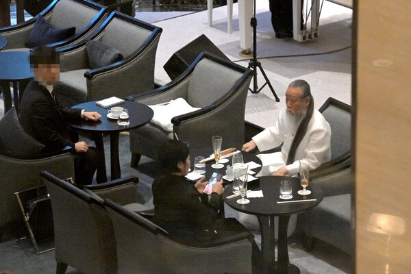 9월 6일 오후 6시쯤 천공이 서울 소공동 롯데호텔 1층 라운지 앤 바에 방문했다. 이날은 윤석열 대통령과 기시다 총리의 정상회담이 열린 날이다. 소공동 롯데호텔은 기시다 총리의 숙소였다. 시사IN에 한 시민이 제공한 사진.