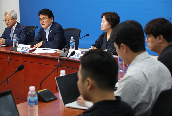 조국혁신당 황운하 원내대표와 정춘생 원내수석부대표, 김보협 수석대변인 등이 18일 국회에서 추석 민심 관련 기자간담회를 하고 있다. 2024.9.18. 연합뉴스