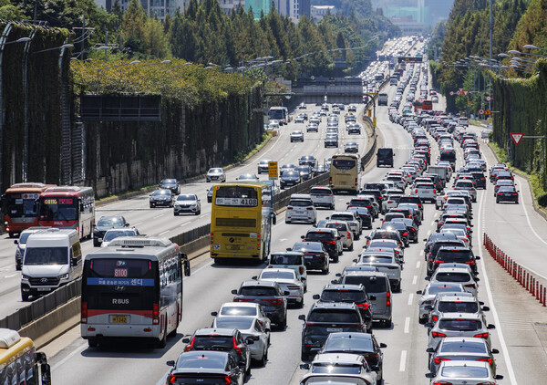 최대 명절 추석인 17일 오전 서울 서초구 잠원 나들목에서 바라본 경부고속도로 서울 시내 구간이 이동하는 차량으로 혼잡한 모습이다. 현재 고속도로는 성묘객과 귀경객 등 이동하는 차량이 많아 곳곳 정체가 나타나고 있다. 2024.9.17. 연합뉴스