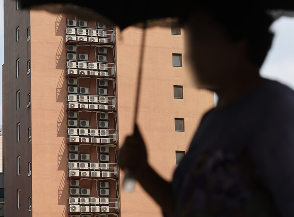 무더위 속에서 지난 12일 오후 총수요 기준 최대전력이 역대 최대치를 기록한 것으로 추정됐다.사진은 13일 오후 서울의 한 건물에 에어컨 실외기들이 작동하는 모습. 2024.8.13. 연합뉴스