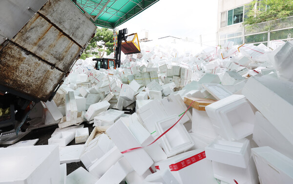 18일 오후 경기도 용인시 처인구 이동읍 공공재활용센터에 추석 연휴 기간 나온 스티로폼이 가득 쌓여 있다. 2024.9.18. 연합뉴스