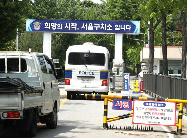 수용자들의 출정과 변호인 접견이 재개된 18일 오후 경기도 의왕 서울구치소로 경찰 차량이 들어가고 있다. 2020.5.18. 연합뉴스