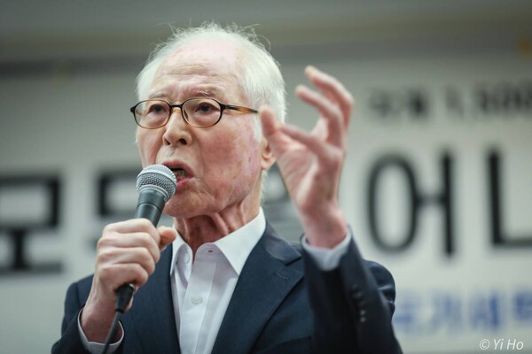 20일 전국비상시국회의 주최로 서울 정동 프란치스코 교육회관에서 열린 '1500인 시국선언' 기자회견에서 권영길 전 민주노동당 대표가 발언하고 있다. 이호 사진작가