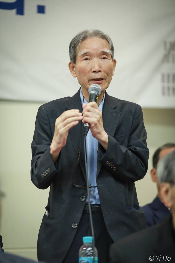 20일 전국비상시국회의 주최로 서울 정동 프란치스코 교육회관에서 열린 '1500인 시국선언' 기자회견에서 임헌영 민족문제연구소 소장이 발언하고 있다. 이호 사진작가