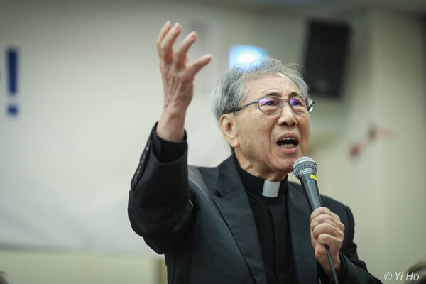 20일 전국비상시국회의 주최로 서울 정동 프란치스코 교육회관에서 열린 '1500인 시국선언' 기자회견에서 함세웅 신부가 발언하고 있다. 이호 사진작가