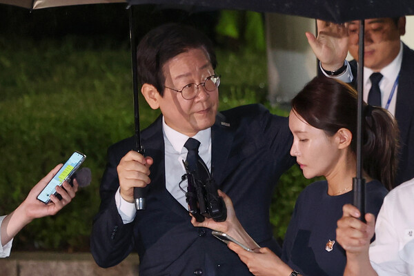 지난 대선 과정에서 허위 발언을 한 혐의로 기소된 더불어민주당 이재명 대표가 20일 오후 서울 서초구 서울중앙지방법원에서 열린 공직선거법 위반 1심 결심 공판을 마치고 법원 청사를 나서며 지지자를 향해 손을 흔들고 있다. 2024.9.20. 연합뉴스