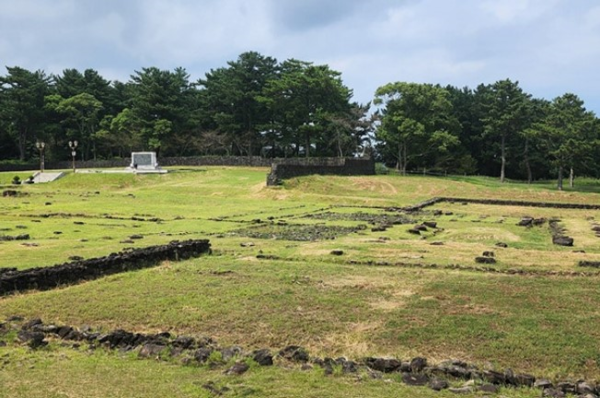 삼별초군의 최후 저항 거점이던 항파두리 토성 안에는 건물 주춧돌과 축대 등이 남아 있다. © 이종원