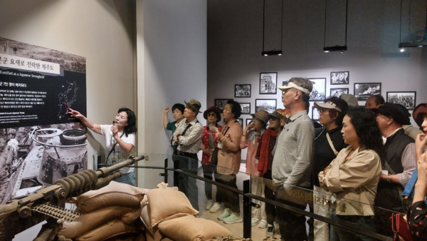 4.3평화기념관을 둘러보고 있는 대구문화유산지킴회 회원들. © 이봉수