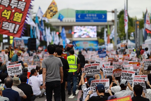 21일 서울 영등포구 여의도 국회의사당 앞에서 열린 9월 전국집중촛불(107차 촛불대행진)에 참가한 시민들이 구호를 외치고 있다. 2024.9.21. 이호 작가