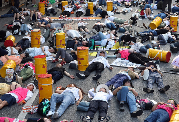7일 오후 서울 강남구 테헤란로에서 펼쳐진 기후정의행진 참가자들의 '다이인(die-in)' 퍼포먼스. 2024.9.7.연합뉴스