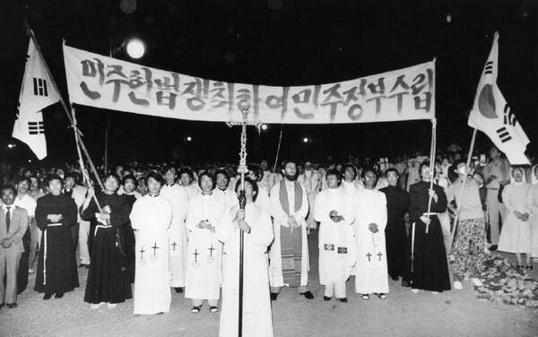 1987년 6월 12일 서울 명동성당에서 사제단 신부들이 직선제 개헌을 촉구하는 시위를 벌이고 있다. 천주교정의구현전국사제단 홈페이지