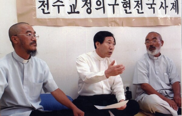 1999년 9월 10일 천주교정의구현사제단 창립 25돌 기념 기자회견을 갖고 있는 문규현, 함세웅, 문정현 신부(왼쪽부터). 천주교정의구현전국사제단 홈페이지