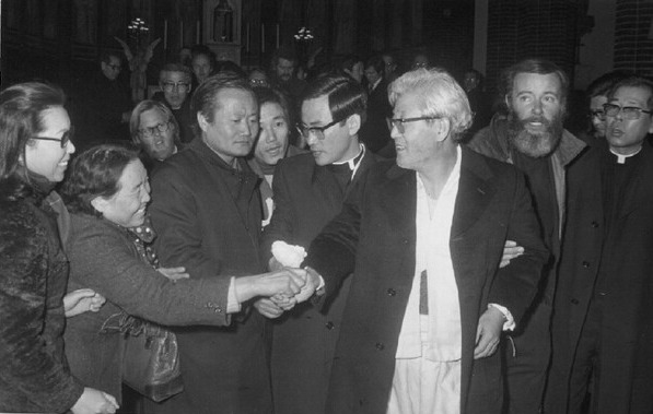 1975년 2월 13일 민청학련사건으로 구속되었다 석방되는 지학순 주교. 천주교정의구현전국사제단 홈페이지