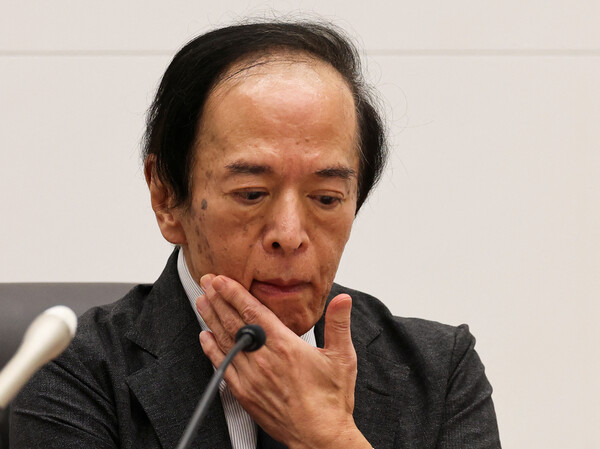 지난 20일 우에다 가즈오 일본은행 총재가 현행 0.25% 금리를 유지하기로 결정한 금융정책결정회의 뒤에 열린 기자회견에서 얘기하고 있다. 2024.9.20. 로이터 연합뉴스