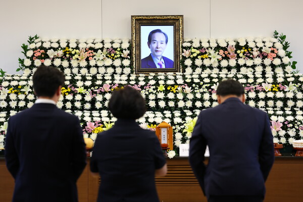 22일 오후 서울 종로구 서울대병원 장례식장에 마련된 장기표 신문명정책연구원 원장 빈소에서 조문객들이 조문하고 있다. 2024.9.22 연합뉴스