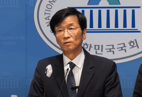 곽노현 전 서울시교육감이 23일 오후 서울 여의도 국회 소통관에서 서울시교육감 보궐선거 진보 후보 단일화를 위한 1차 경선 결과에 승복한다는 입장을 밝히고 있다. 2024.9.23. 시사포커스TV 유튜브 중계 화면 갈무리