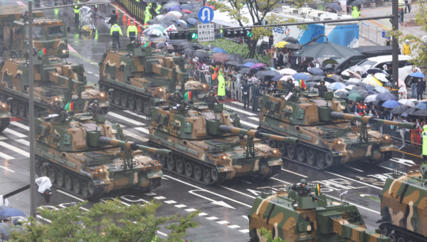 지난해 9월26일 열린 국군의 날 기념행사에서 K9 자주포 등 포병 장비들이 서울 중구 세종대로에서 시가 행진을 하고 있다. 연합뉴스
