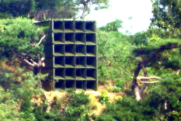 19일 인천 강화군 송해면에서 바라본 북한 황해남도 개풍군 야산에 설치된 대남 확성기. 북한은 온갖 소음을 확성기로 내보내 주민 4600여 명이 상시로 극심한 스트레스를 입고 있다. 2024.9.19. 연합뉴스 