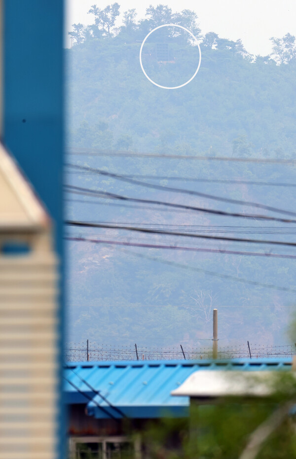 19일 인천 강화군 송해면에서 본 북한 황해남도 개풍군 야산지역. 원 안이 북한이 설치한 대남 확성기 스피커. 2024.9.19. 연합뉴스 