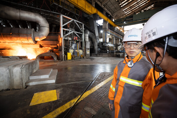 김완섭 환경부 장관이 20일 전남 광양시 포스코 광양제철소를 방문해 고로 시설을 살펴보고 있다. 2024.9.20. 연합뉴스