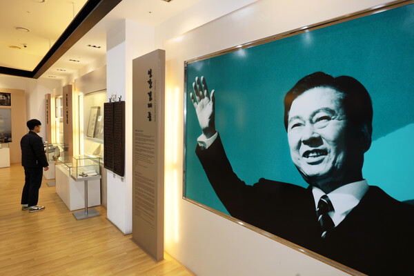 3일 광주 서구 김대중컨벤션센터 내 김대중홀에서 한 시민이 고(故) 김대중(DJ) 대통령의 생애와 흔적이 담긴 전시물을 살펴보고 있다. 2024.1.3 연합뉴스