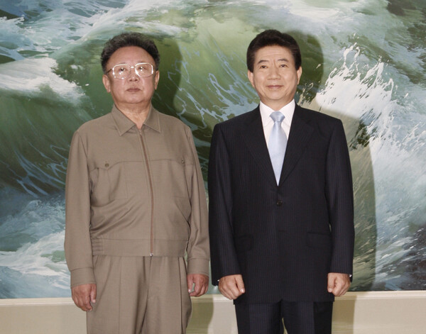 노무현 대통령과 김정일 북한 국방위원장이 평양 백화원 영빈관에서 열린 남북정상회담에서 기념촬영을 하고 있다. 2007.10.3. 연합뉴스 