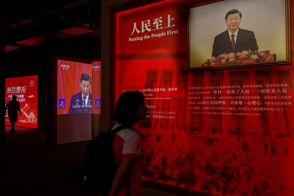 지난 23일 홍콩에서 열린 중국 건국 75주년 국경일을 앞두고 국가안보전시 갤러리에 전시돼 있는 시진핑 주석의 사진들. 2024.9.23. 로이터 연합뉴스